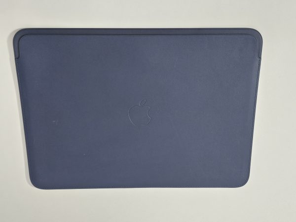 apple leather sleeve macbook air & pro 13" midnight blue bovenkant