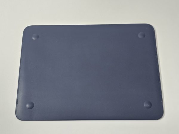 apple leather sleeve macbook air & pro 13" midnight blue onderkant