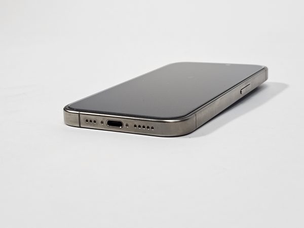 apple iphone 15 pro 128gb naturel titanium 100% batterij zijaanzicht