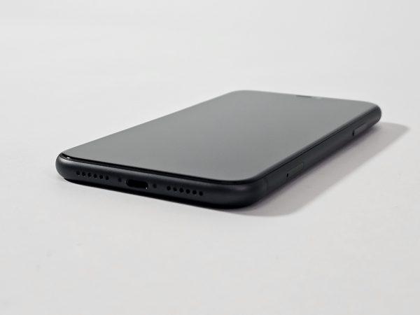 apple iphone 11 256gb zwart 79% batterij zijaanzicht