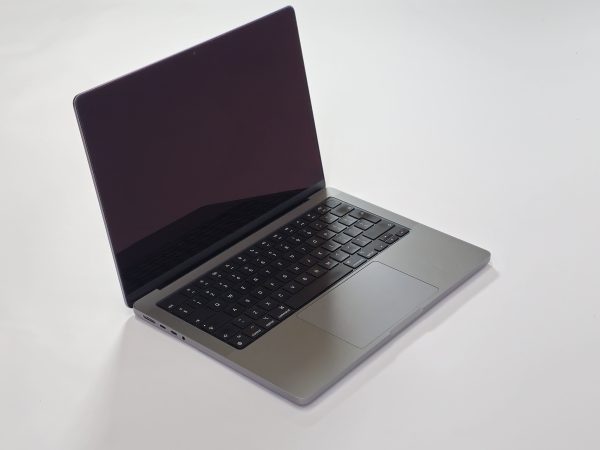 apple macbook pro 2021 m1 pro 14 inch 16gb 512gb ssd zijkant