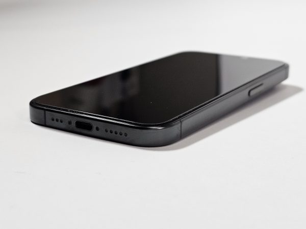 apple iphone 15 pro 128gb titanium zwart 88% accu display zijkant