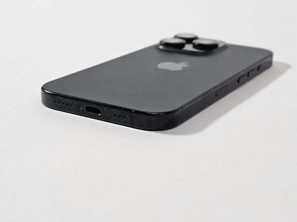 apple iphone 16 pro 128gb titanium zwart 100% accu zijkant