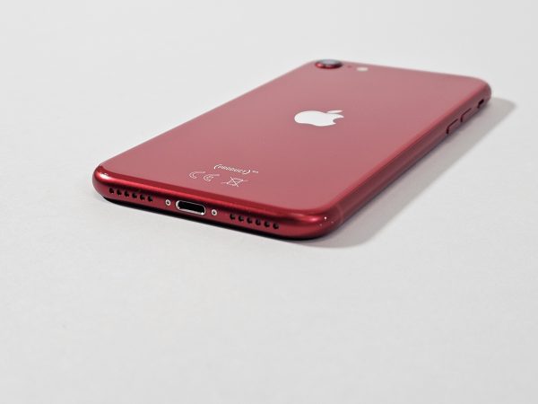 apple iphone se (2020) 64gb rood 96% accu zijkant