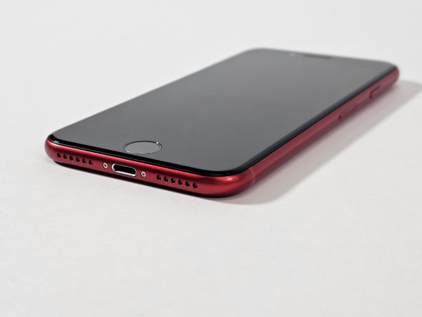 apple iphone se (2020) 64gb rood 96% accu zijkant