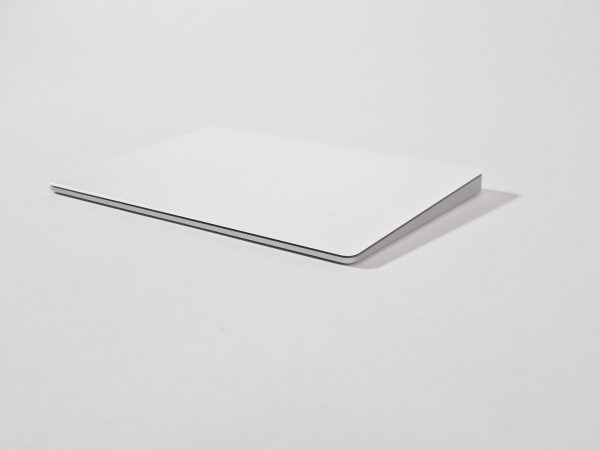 apple magic trackpad (2021) lightning wit zijkant