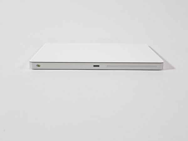 apple magic trackpad (2021) lightning wit achterkant
