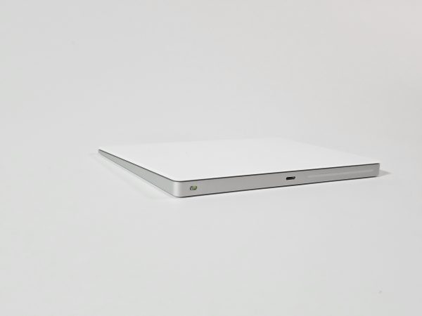 apple magic trackpad (2021) lightning wit zijkant