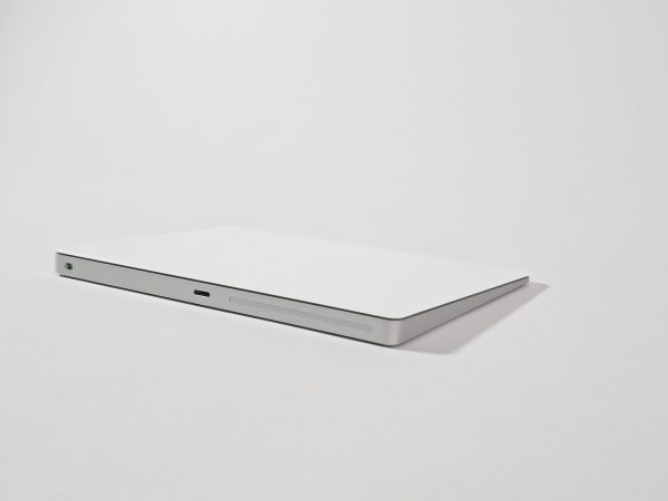 apple magic trackpad (2021) lightning wit zijkant