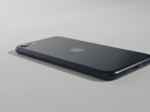 apple iphone se (2022) 64gb zwart 88% zijkant