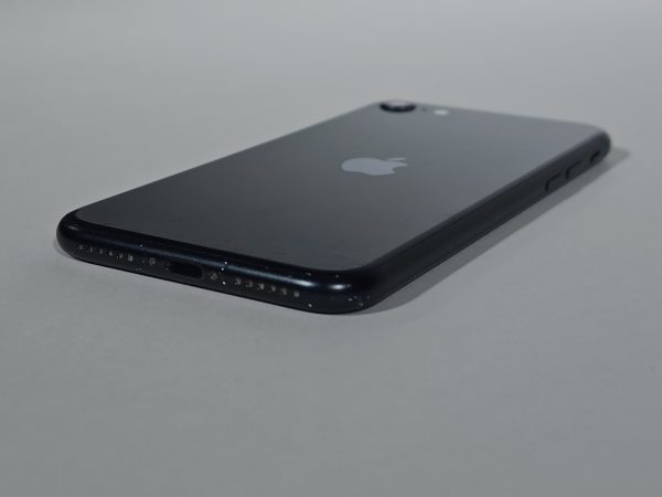 apple iphone se (2022) 64gb zwart 88% zijkant