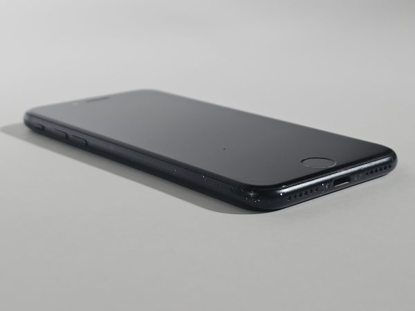 apple iphone se (2022) 64gb zwart 88% zijkant