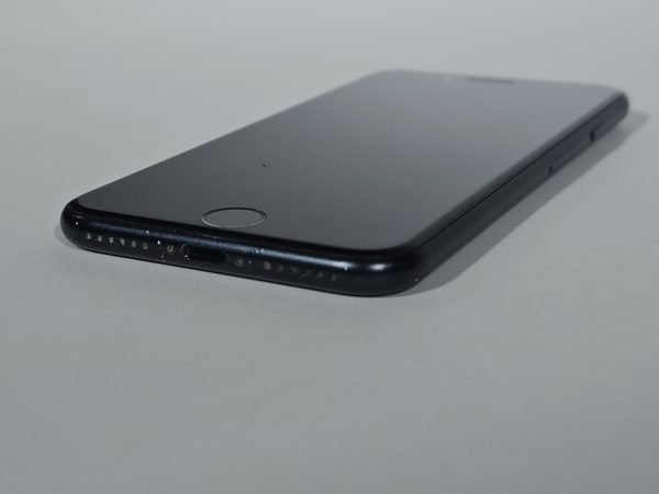 apple iphone se (2022) 64gb zwart 88% zijkant