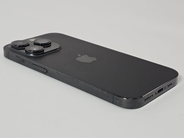 apple iphone 16 pro 128gb titanium zwart zijkant