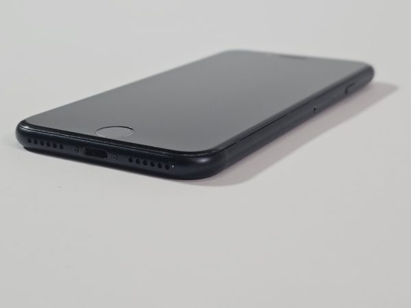 apple iphone se (2022) 64gb zwart 95% accu zijkant