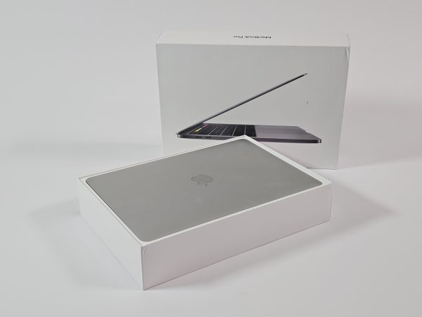 apple macbook pro 2018 intel i5 8gb 256gb zilver doos