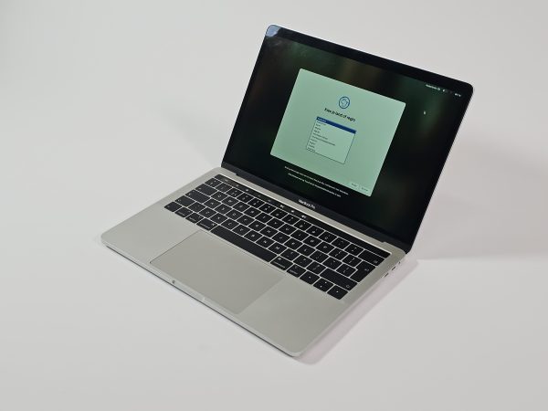 apple macbook pro 2018 intel i5 8gb 256gb zilver zijkant