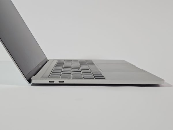 apple macbook pro 2018 intel i5 8gb 256gb zilver zijkant