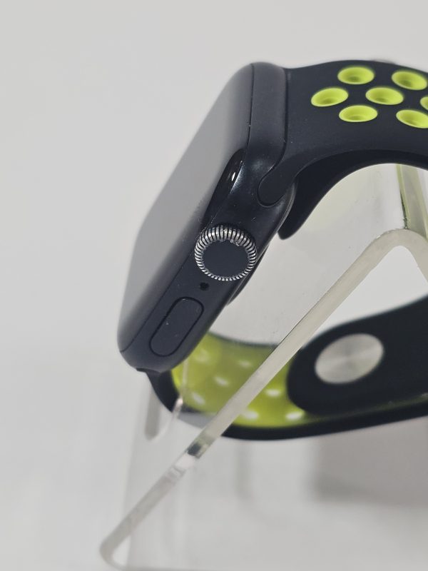 apple watch se (2022) gps 40mm zwart / groen band zijkant