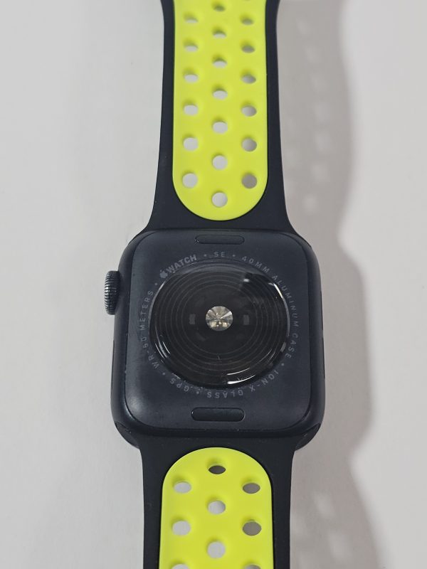 apple watch se (2022) gps 40mm zwart / groen band achterkant