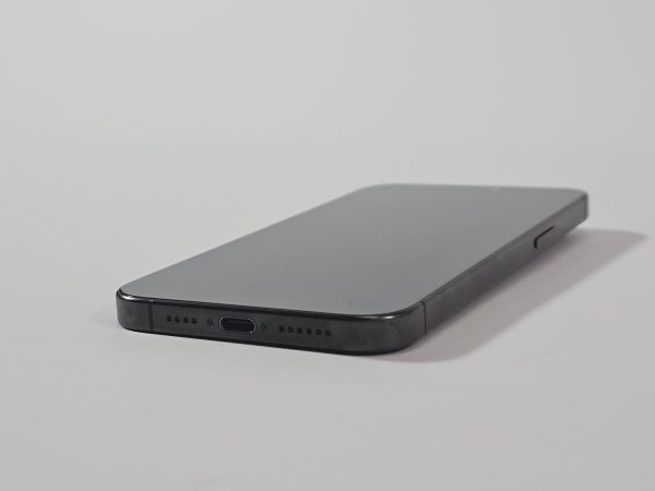 apple iphone 15 pro max 256gb titanium zwart 90% accu zijkant