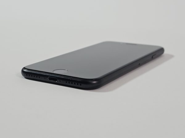 apple iphone se (2020) 64gb zwart 81% accu zijkant