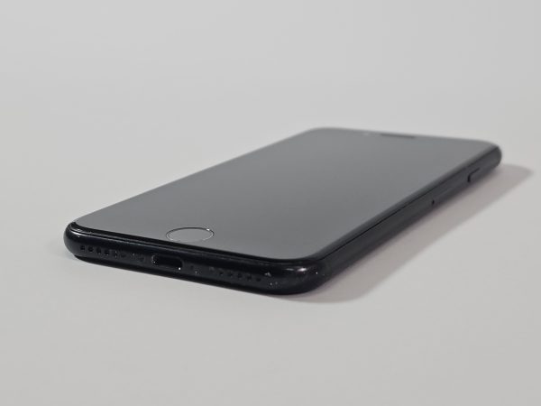 apple iphone se (2020) 64gb zwart 83% accu zijkant