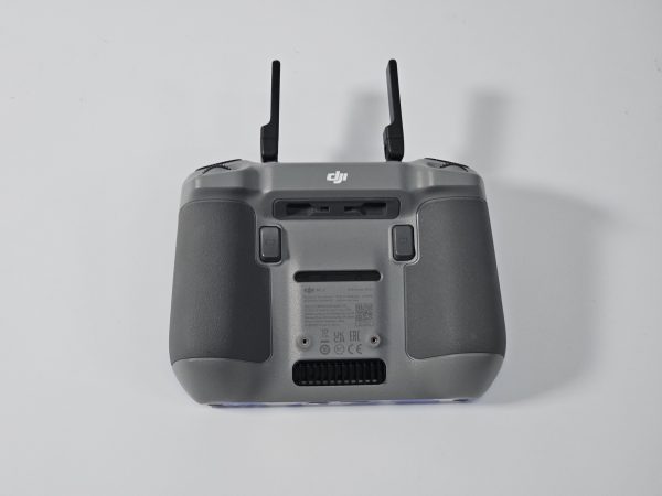 dji air 3 fly more combo including dji rc 2 smart controller achterkant controller