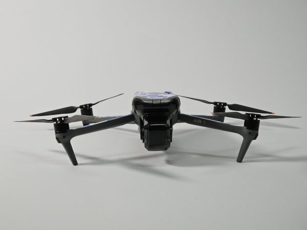 dji air 3 fly more combo including dji rc 2 smart controller voorkant drone met bescherming camera
