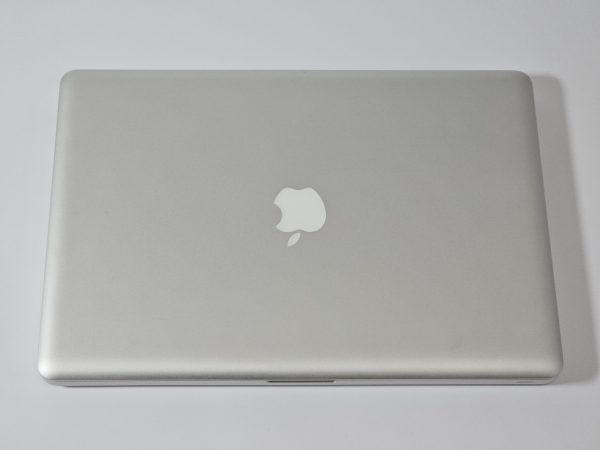 apple macbook pro 2011 i7 15 inch 4gb ram 512gb ssd bovenkant