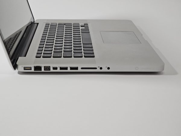 apple macbook pro 2011 i7 15 inch 4gb ram 512gb ssd zijkant