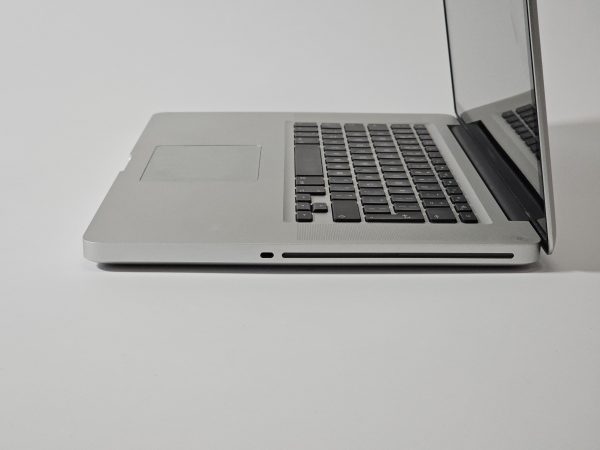 apple macbook pro 2011 i7 15 inch 4gb ram 512gb ssd zijkant