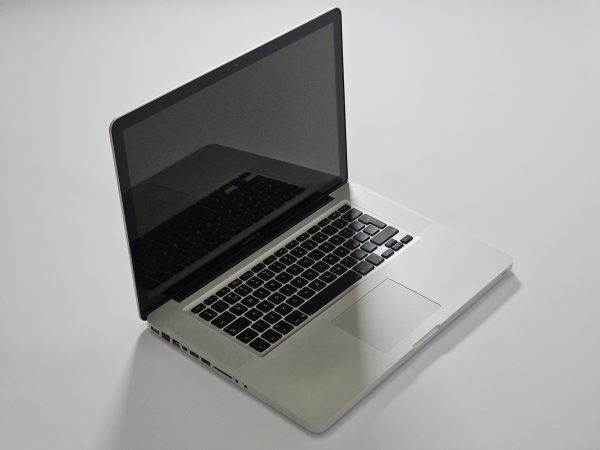 apple macbook pro 2011 i7 15 inch 4gb ram 512gb ssd detail