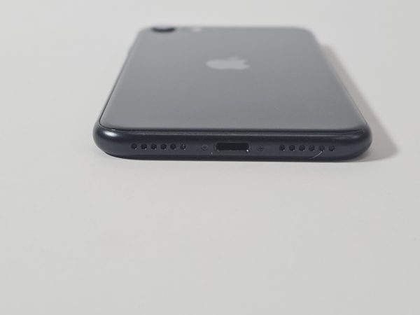 apple iphone se (2022) 64gb zwart 100% accu input achterkant