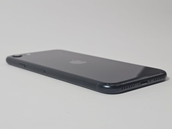 apple iphone se (2022) 64gb zwart 100% accu zijkant