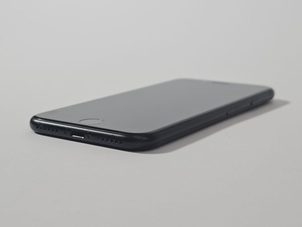 apple iphone se (2022) 64gb zwart 100% accu zijkant