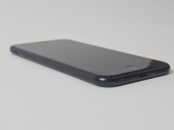 apple iphone se (2022) 64gb zwart 100% accu zijkant