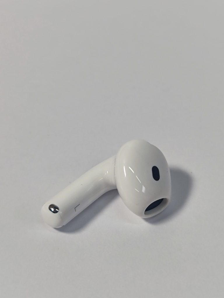 apple airpods 4 wit oortje links