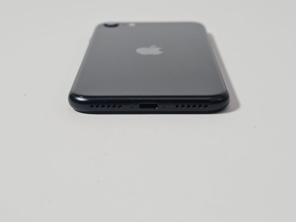 apple iphone se (2022) 64gb zwart 100% accu input achterkant