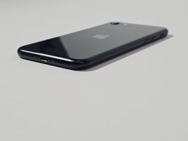 apple iphone se (2022) 64gb zwart 100% accu zijkant
