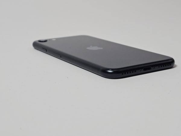 apple iphone se (2022) 64gb zwart 100% accu zijkant
