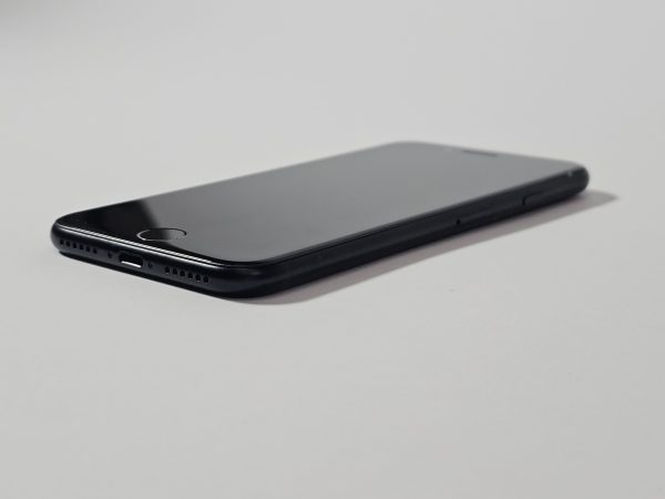 apple iphone se (2022) 64gb zwart 100% accu zijkant