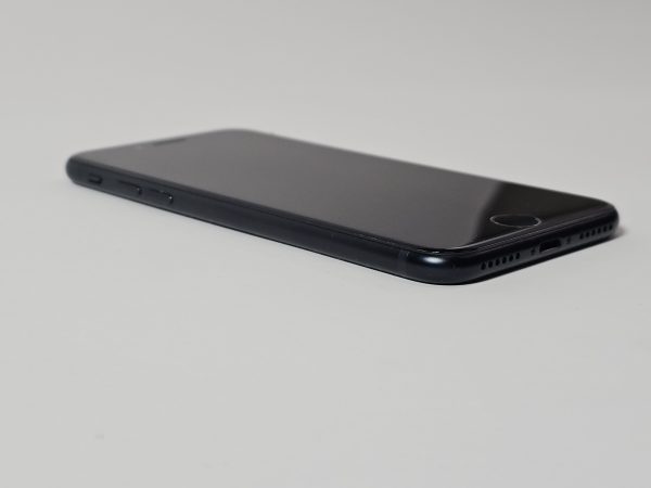 apple iphone se (2022) 64gb zwart 100% accu zijkant