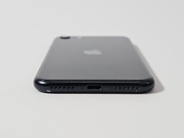 apple iphone se (2022) 64gb zwart 91% accu input achterkant