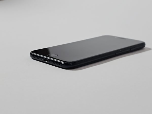 apple iphone se (2022) 64gb zwart 91% accu zijkant