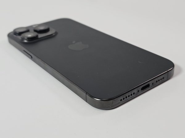 apple iphone 15 pro max 512gb titanium zwart 89% accu zijkant