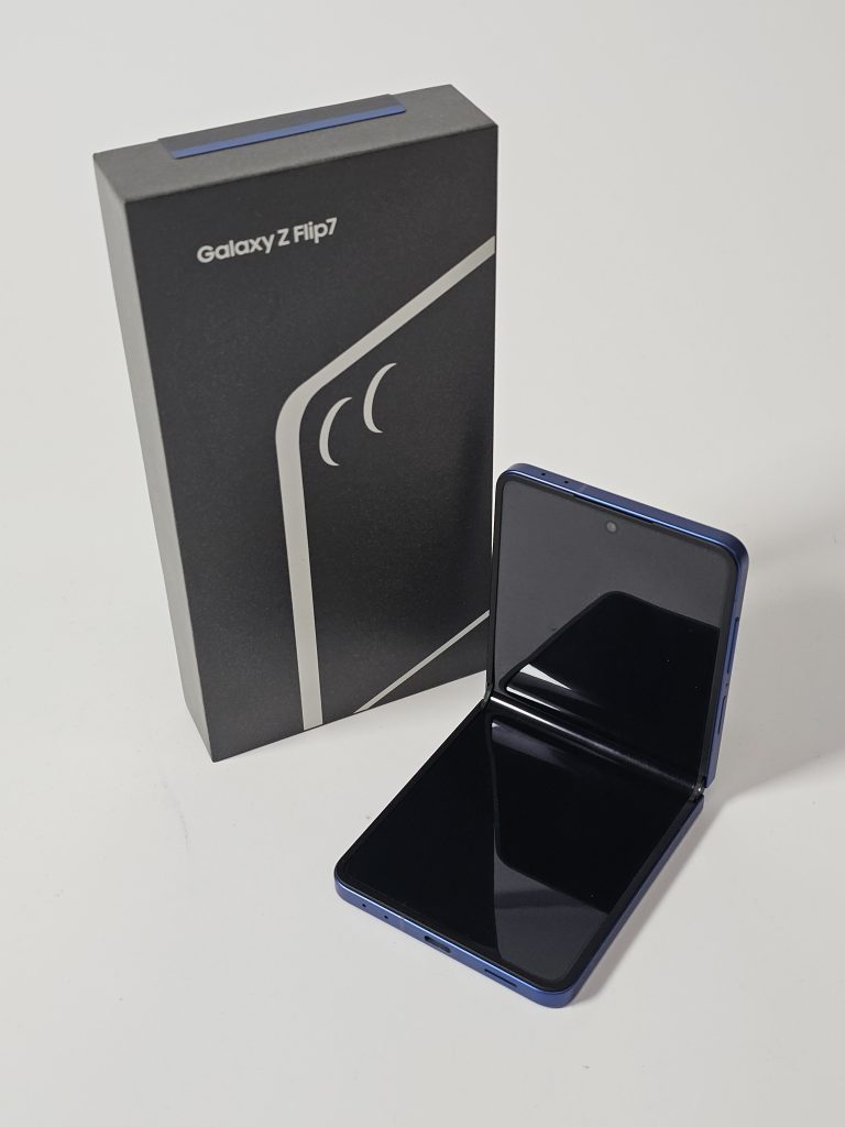 samsung galaxy z flip7 512gb blue retourdeal | staat a met doos