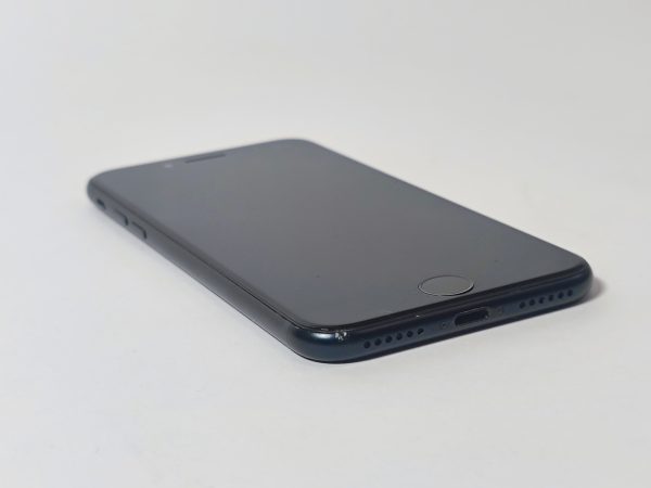 apple iphone se (2022) 128gb zwart 85% accu Linker zijaanzicht voorkant