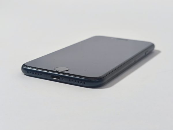 apple iphone se (2022) 128gb zwart 85% accu rechter zijaanzicht voorkant