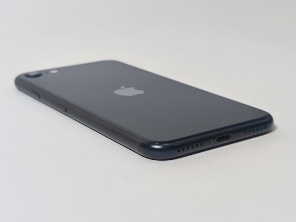apple iphone se (2022) 128gb zwart 85% accu linker zijaanzicht achterkant